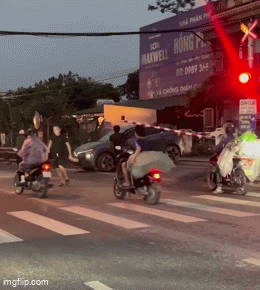 Khoảnh khắc tài xế ô tô bỏ xe tháo chạy trước khi bị tàu SE6 tông trực diện