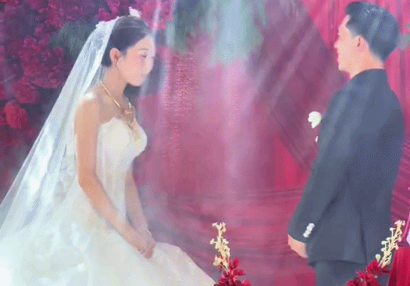 Cô dâu chú rể “đánh yêu” ngay trên sân khấu cưới hút 2,5 triệu view: Chú rể run, xin lỗi vợ liên tục