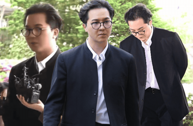 Nam nghệ sĩ cúi gằm mặt hầu tòa vào sáng nay, bị đề nghị 1 năm 6 tháng tù: 'Tôi đang mắc chứng rối loạn lưỡng cực và rối loạn hoảng sợ'