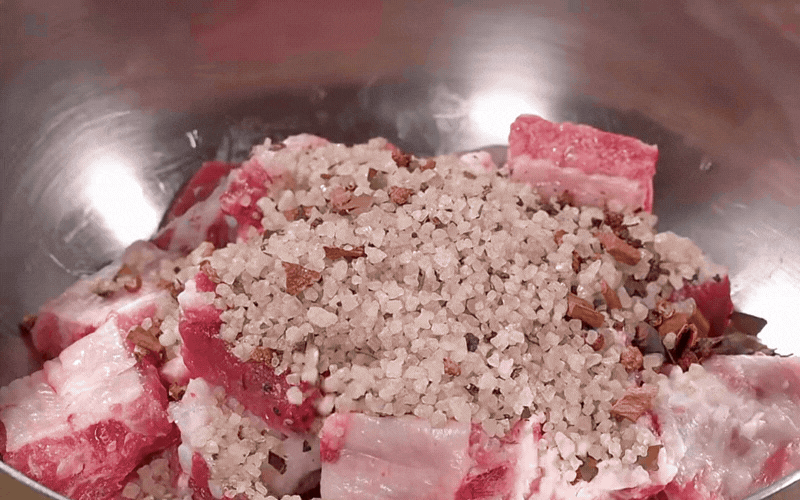 Đừng đem sườn đi xào chua ngọt nữa, thử ngay cách luộc ủ muối này đảm bảo cả nhà vét sạch nồi