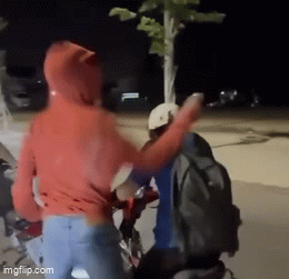 Nam sinh ôm đầu chịu đòn đau giữa đường: Bất ngờ nguyên nhân