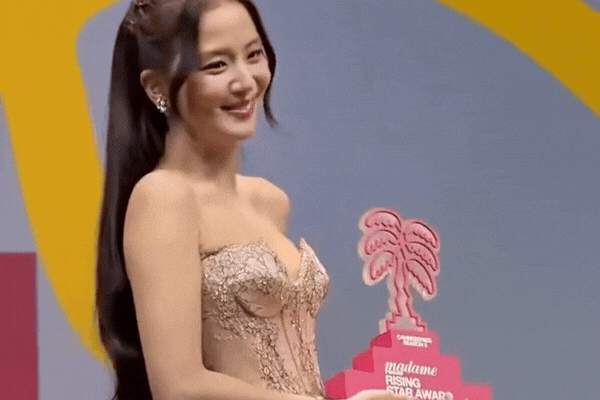 “Cannes rẻ tiền vì Jisoo (BLACKPINK)”