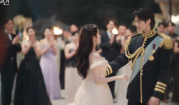 Perfect Crown tập 6: Màn cầu hôn cổ tích khiến MXH rung chuyển, IU và Byeon Woo Seok đẻ con luôn được rồi