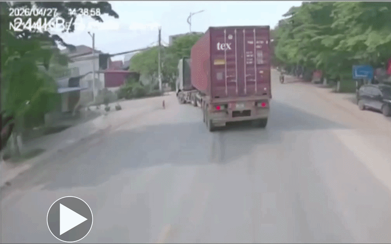 Khoảnh khắc kinh hoàng: Xe đầu kéo lao thẳng vào nhà dân, tài xế tử vong tại chỗ