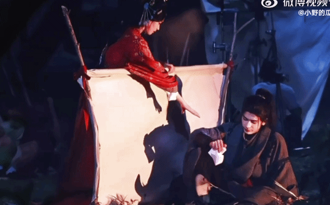 Trương Lăng Hách ngã gục, không thể tự đứng dậy trên phim trường