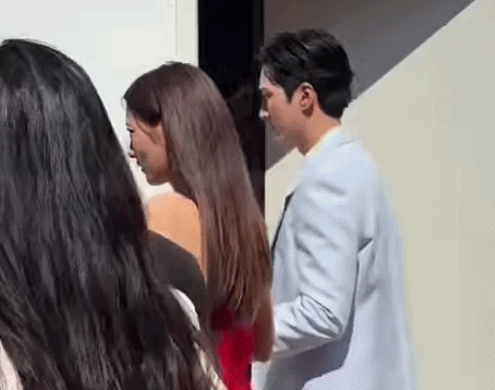 Kim Soo Hyun được tình cũ Jisoo (BLACKPINK) tình tứ dìu đỡ tại sự kiện Canneseries, tạo nên cảnh phim ngôn tình giữa đời thật 