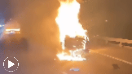 Ô tô cháy rụi, cao tốc TP.HCM - Trung Lương ùn tắc 10 km