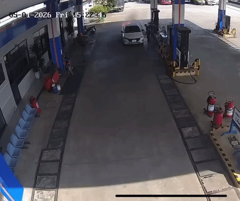 Camera ghi lại thời điểm xe ô tô bốc cháy ngùn ngụt ở cây xăng khiến 2 người tử vong