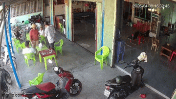 Đọc tờ giấy trên tay, người đàn ông thẫn thờ, những người xung quanh chạy tới hò reo, chúc mừng