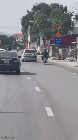 Ô tô chèn ngã người đi xe máy trên quốc lộ, tài xế nói do cãi nhau với mẹ