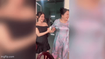 Phản ứng của chồng khi thấy vợ trang điểm sau 30 năm, khoảnh khắc hút gần 6 triệu lượt xem 