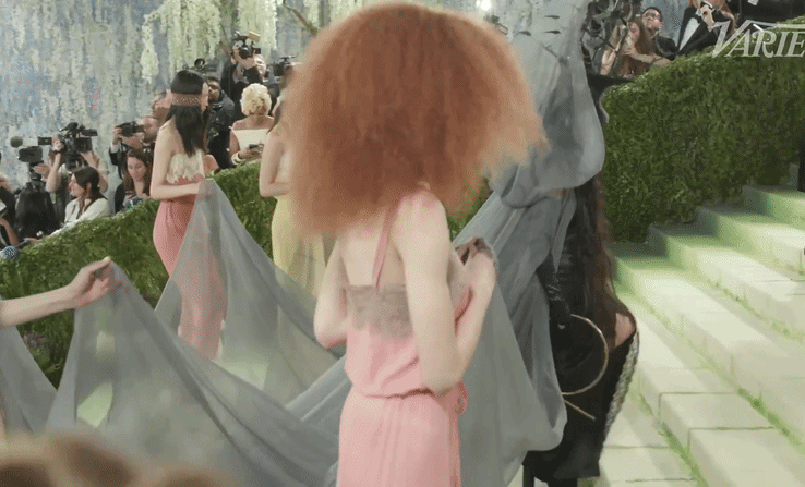 Cả Met Gala phải dạt ra vì 'chị đại' này: Mang 7 mỹ nữ đi quét sạch thảm xanh, đến dàn sao ưa chặt chém nhất cũng không đọ lại