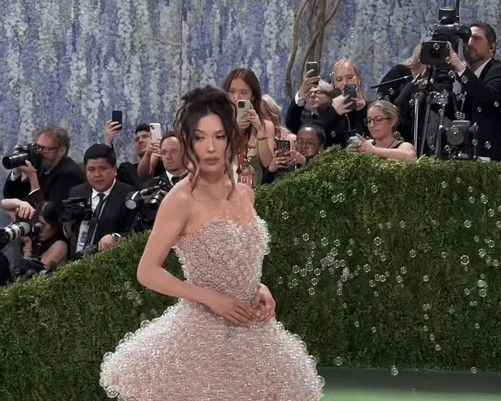 Chiếc váy ngắn 'biết thổi bong bóng' xuất hiện ở Met Gala và viral toàn cầu: Eileen Gu đã đúng!