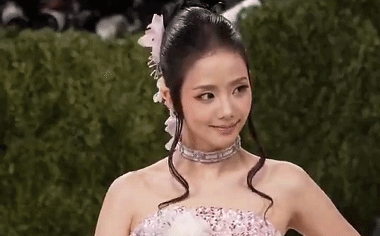Sốc: Jisoo (BLACKPINK) bị NTK tố lấy cắp quần áo
