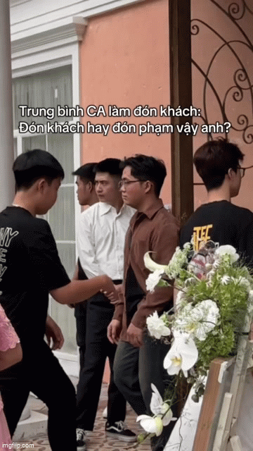 Đón khách dự đám cưới giúp vợ, chồng công an bỗng gây sốt vì ánh mắt 'rà soát' chặt chẽ