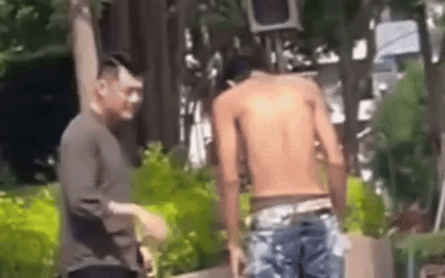 Nam thần đình đám mất trí vì mẹ ruột qua đời - bồ bỏ: Thân hình chỉ còn da bọc xương, đi lang thang quấy phá khắp phố