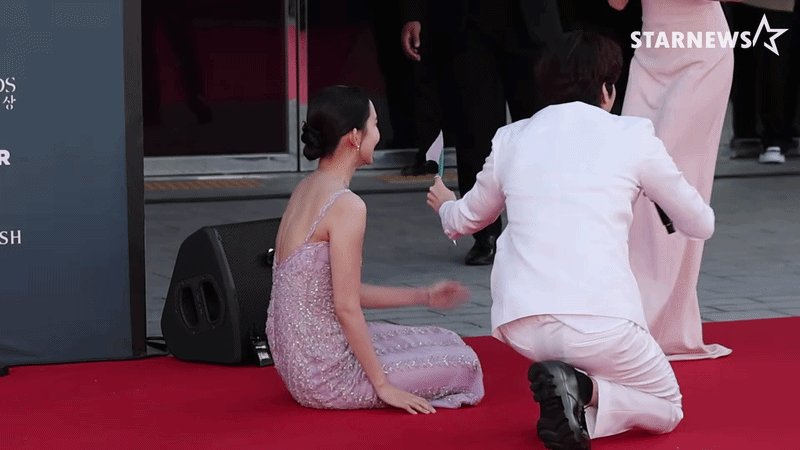 Clip Hyun Bin té ngã liên hoàn trên thảm đỏ Baeksang 2026, suýt gặp cảnh hớ hênh nhạy cảm giữa sóng trực tiếp