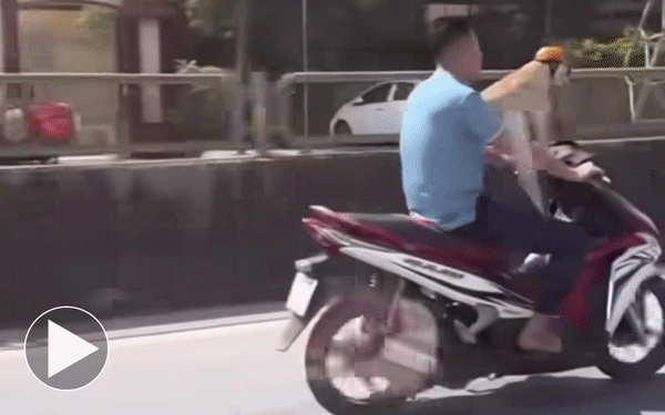 Danh tính người đàn ông đầu trần, 'ngông nghênh' chở chó đội mũ bảo hiểm