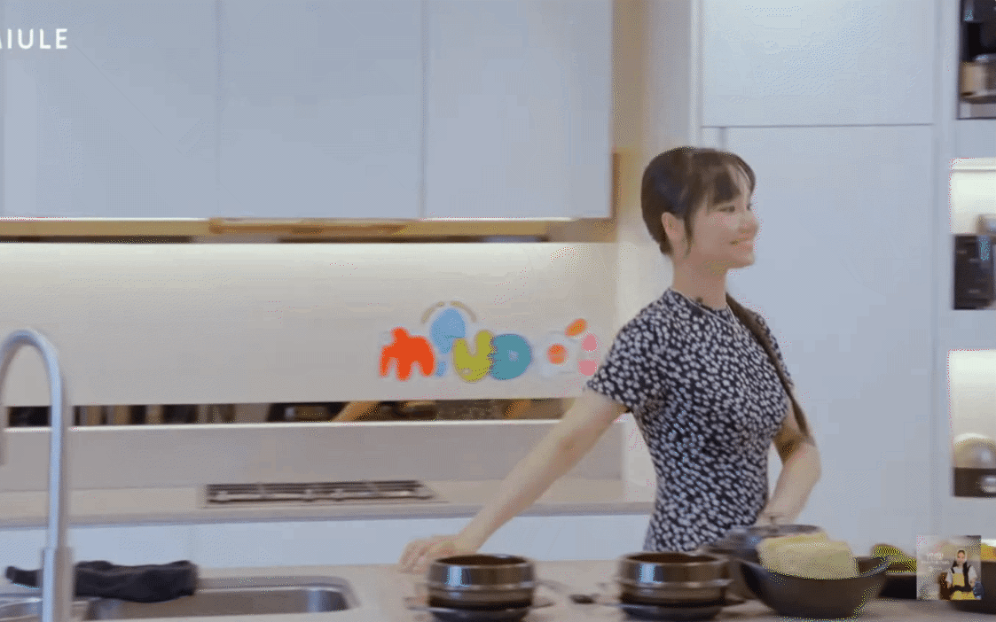 Bên trong tổ ấm của Miu Lê: Căn bếp hiện đại, thiết kế tủ kịch trần cùng dàn đồ gia dụng không thiếu món nào