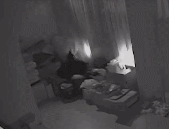 Clip ô tô “điên” tông sập tường lao vào nhà sao nữ đang mang thai: Đồ đạc vỡ nát văng tung tóe, lời khai của tài xế gây phẫn nộ