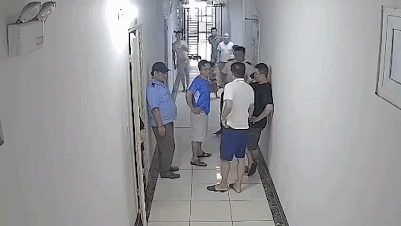 Đánh người vì bị nhắc đeo rọ mõm cho chó ở Hà Nội, nhiều hàng xóm sợ khi gặp người đàn ông này