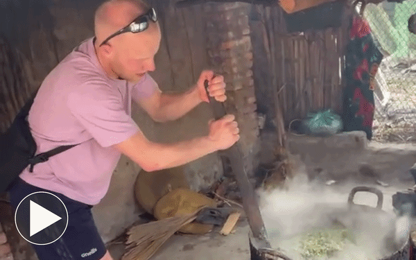 Du khách Tây 'trổ tài' nấu cám lợn tại Hà Giang: Vừa khuấy vừa nếm thử gây 'bão mạng'