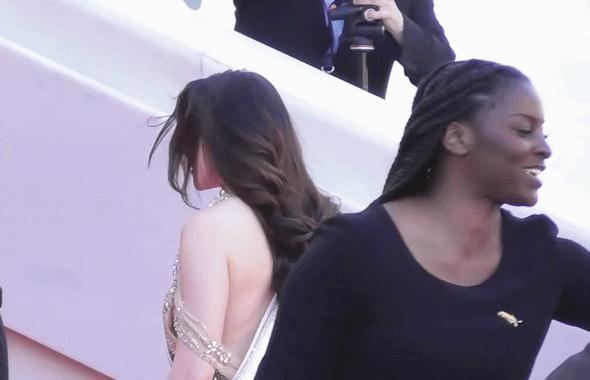 Chưa từng thấy Hoa hậu đi thảm đỏ Cannes phải đeo sash vì sợ không ai biết, nào ngờ vẫn nhận về cái kết ê chề!