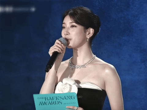 Không hổ danh 'nữ thần quốc dân', dư âm nhan sắc của Bae Suzy vẫn chiếm sóng hậu thảm đỏ Baeksang 2026