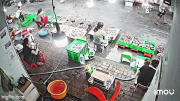Danh tính người phụ nữ vừa reo lớn vừa chạy nhảy khiến cả khu chợ chú ý, lý do phía sau