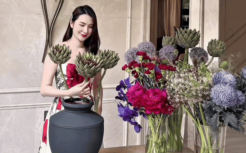 Nhìn phú bà Ngọc Loan mê mẩn cắm atiso khổng lồ, cư dân mạng xuýt xoa 'đề nghị' mở ngay lớp dạy cắm hoa vì gu quá đỉnh