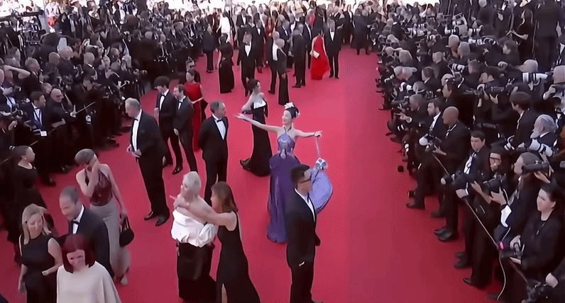 Trùm làm lố ở Cannes: Mỹ nhân 2K ăn mặc lòe loẹt lượn lờ 'ké fame' gần 15 phút trên thảm đỏ, bị đuổi vẫn mặt dày đứng tại chỗ