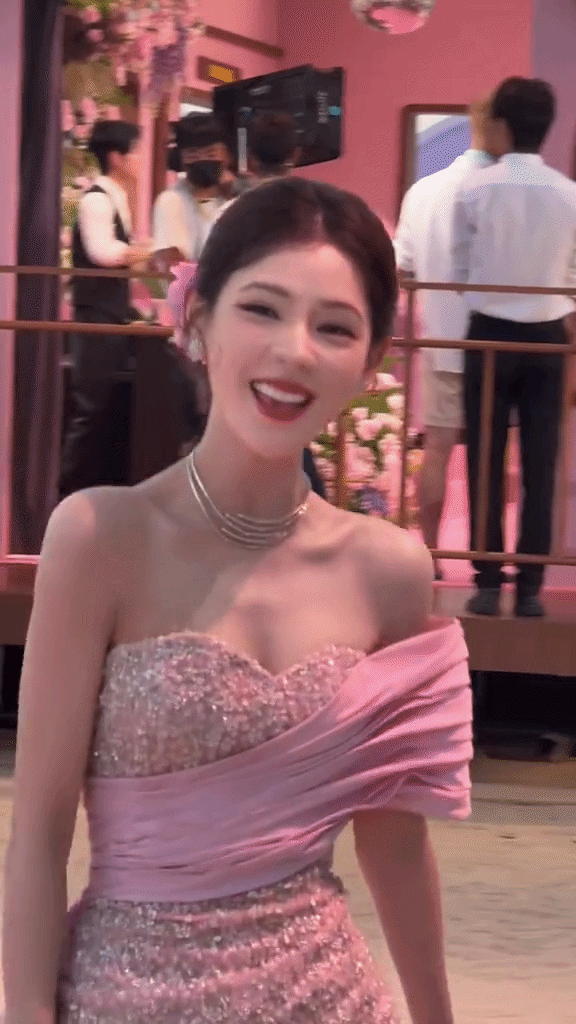 Mỹ nhân showbiz cười 1 cái đốn tim 1,4 tỷ dân: Mặc đẹp không trượt phát nào, style gì cũng cân ngon ơ