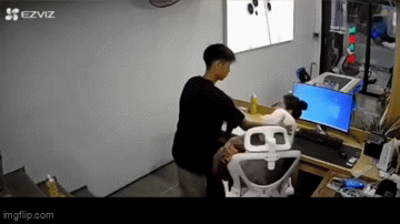 Bà bầu đối mặt với tên cướp điện thoại, cuộc điện thoại cầu cứu khiến chồng hoảng hốt