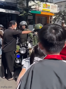 Xôn xao khoảnh khắc phụ huynh cầm dao, xông vào trường tìm giáo viên nghi 'dìm' điểm 2 con