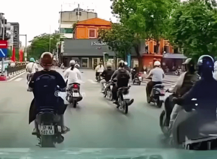 Hà Nội: Sang đường 'hồn nhiên', nữ tài xế gây tai nạn rồi bỏ chạy, công an đang truy tìm