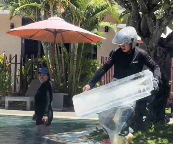 Nắng nóng đỉnh điểm: Resort Hội An thả khối đá khổng lồ xuống bể bơi để khách Tây giải nhiệt cấp tốc