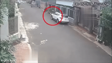 Thấy ô tô đỗ bên đường, bé trai 12 tuổi leo lên, lái về nhà: Chủ nhân chiếc xe lên tiếng