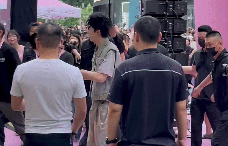 Căng: Đài truyền hình cắt sóng mỹ nam Vườn Sao Băng đang bị ghét nhất showbiz, cha mẹ cũng bị vạ lây