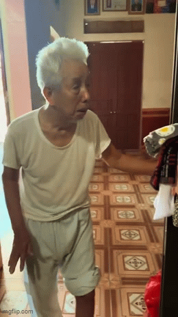 Vừa thấy vợ, cụ ông 87 tuổi bật khóc nức nở, lý do khiến cả triệu người xúc động