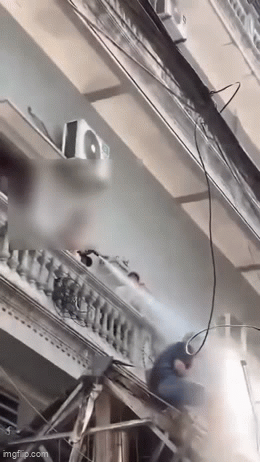 Clip người đàn ông xịt nước vào thợ xây nhà hàng xóm: Công an vào cuộc làm rõ
