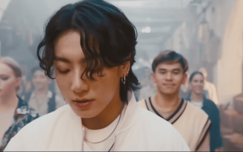Thất vọng với ca khúc World Cup của Lisa, khán giả toàn cầu đồng loạt tìm đến Jung Kook
