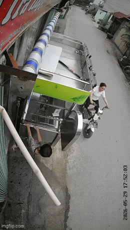 Vừa mở cửa hàng được 16 ngày, con trai đu quầy vỡ tan tành: Mẹ dọn tới 12 giờ đêm, con sợ sang hàng xóm