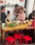 Nữ du khách mệt lả giữa quán bún chả, nhân viên lập tức có hành động, mọi người lấy điện thoại quay