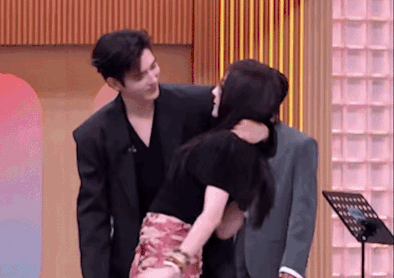 Hot nhất Weibo: Địch Lệ Nhiệt Ba lộ bằng chứng hẹn hò thiếu gia kém 8 tuổi