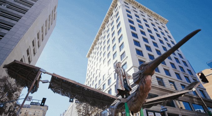 Sơn Tùng M-TP mất bao nhiêu tiền để chặn 1 ngã tư ở trung tâm Los Angeles quay mô hình chim Lạc?