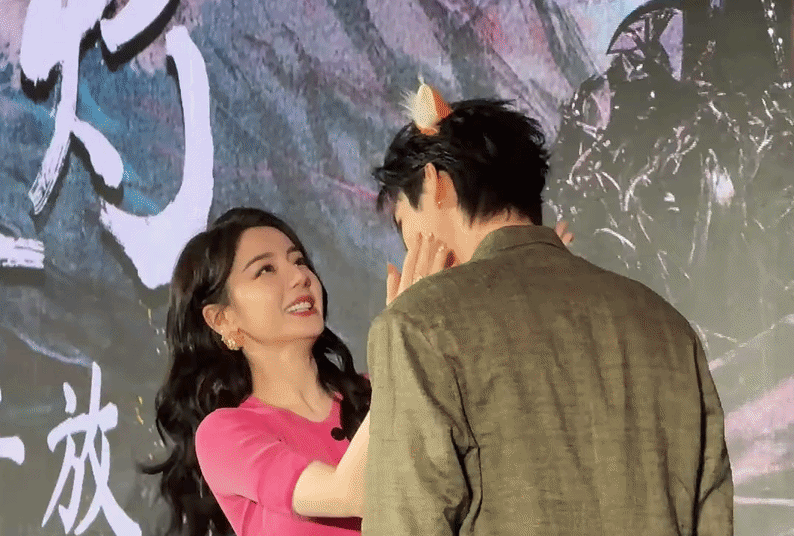 Drama 'Vì Mẹ Anh Bắt Chia Tay' bản Trung: Thiếu gia kém 8 tuổi bỏ nhà theo Địch Lệ Nhiệt Ba bất chấp sự cấm đoán của gia đình