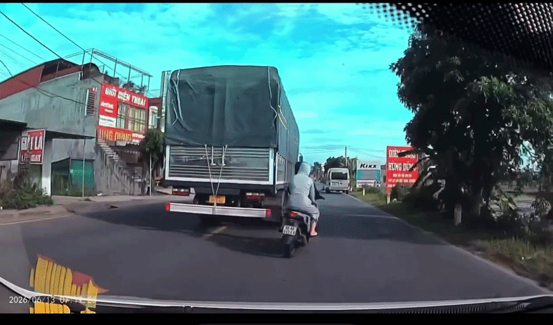 Camera 1 phút trước bi kịch khiến đôi nam nữ đi xe máy tử vong ở Hưng Yên