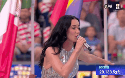 Siêu sao Katy Perry khiến cả thế giới phải đợi chờ, hoá thành 'cái đèn chùm màu bạc' chiếm sóng World Cup 2026