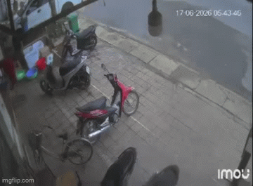 Khoảnh khắc xe tải đâm ô tô đỗ bên đường, hiện trường khiến nhiều người thất kinh