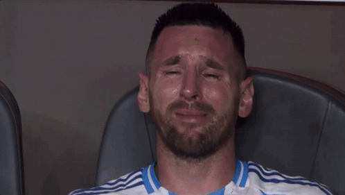Trời ơi, Messi bị làm sao thế này!